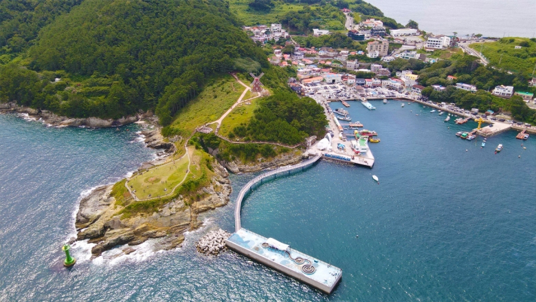 언덕에서 보는 도장포항