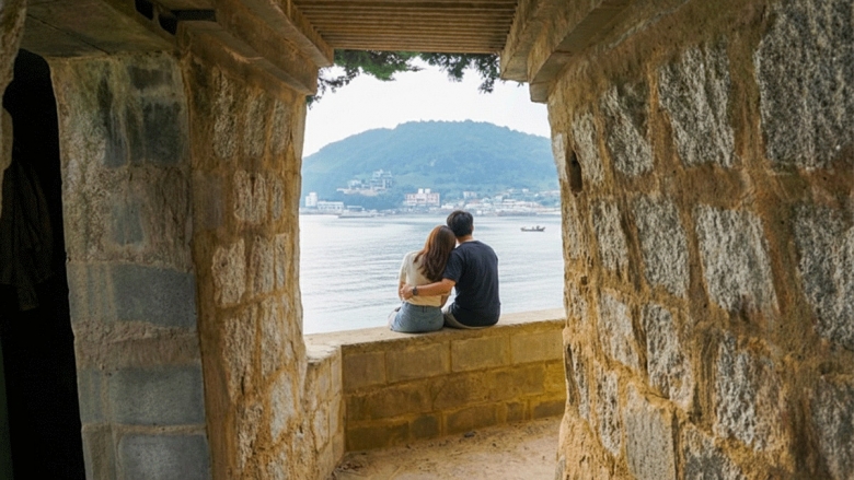 바다를 담은 아치형 포토존