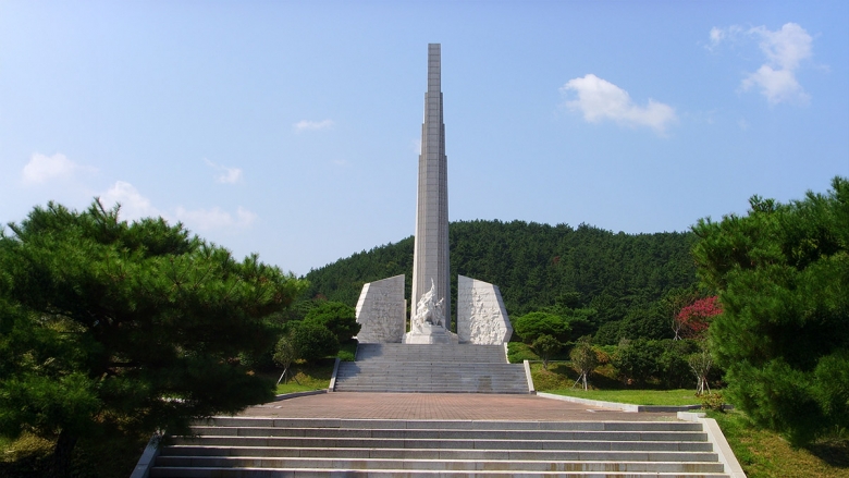 기념탑과 참배단