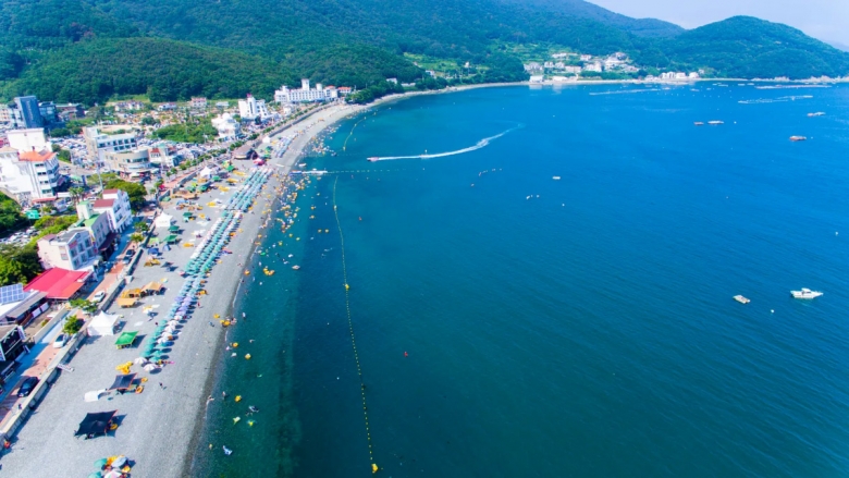 동글동글 새까만 몽돌해변