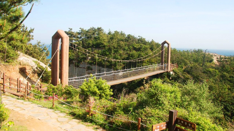 아찔한 비렁길, 출렁다리