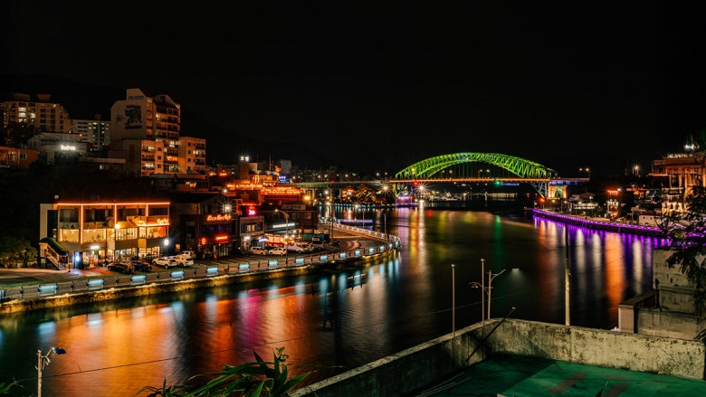 바다 위아래를 걷는 이색 길