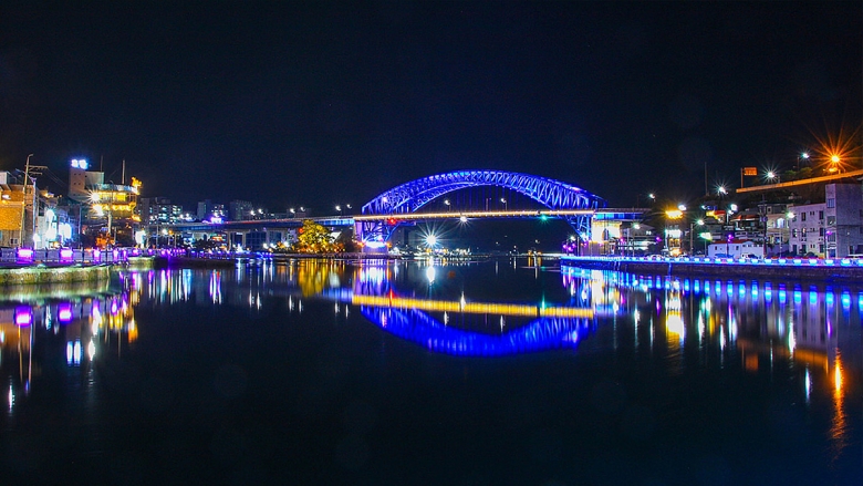 밤바다를 수놓는 조명들