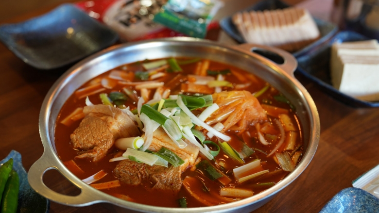 묵은지 찢어 고기 처억! 국민밥도둑