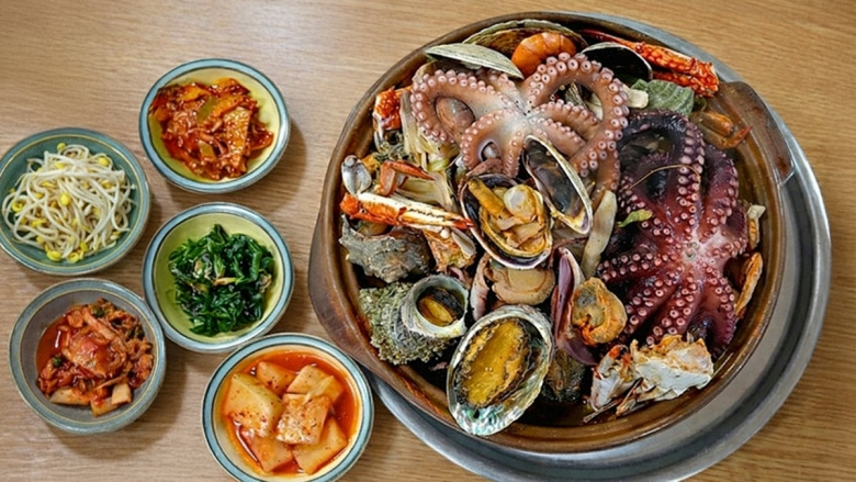 거제 바다를 가득 품은 해물뚝배기