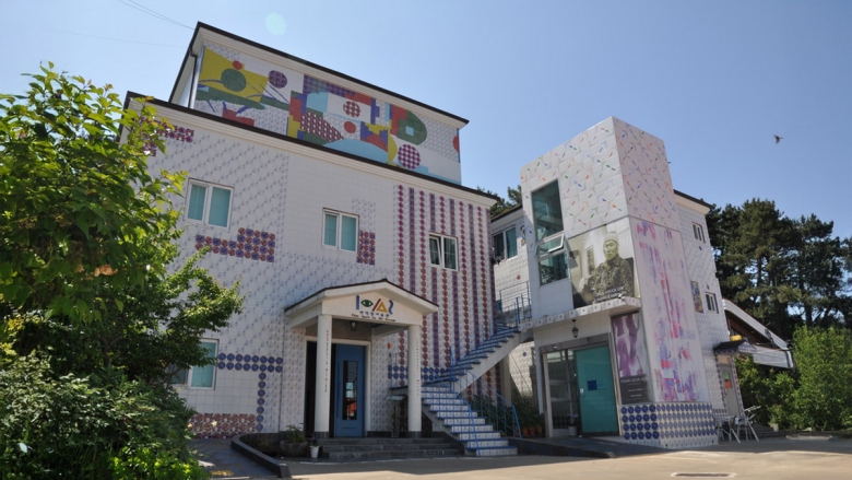 통영 바다색을 그대로 옮긴 미술관